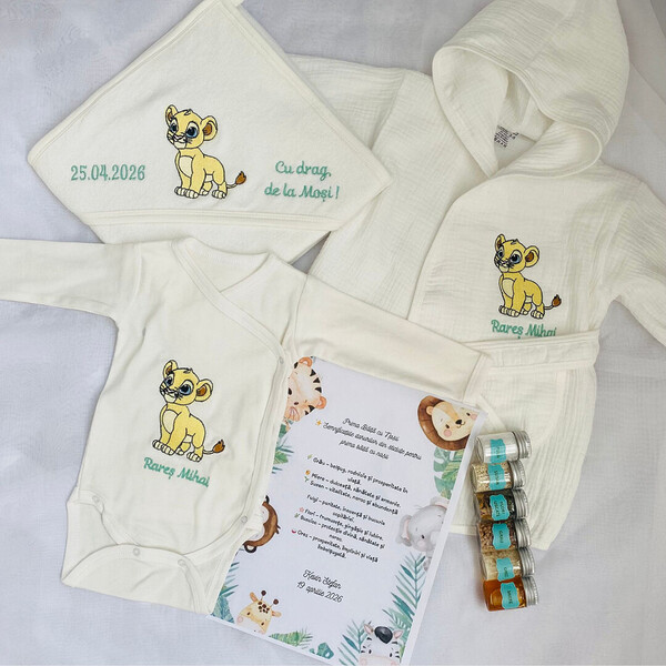 Set Prima baita Botez, Leut , sticlute mirodenii,  body, prosop si Halat in cutie alba cu fereastra
