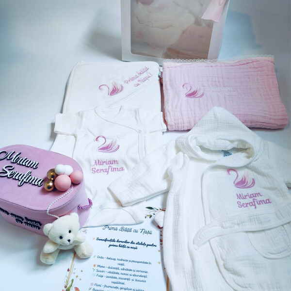 Set Prima baita Botez, Lebada , 6 sticlute cu mirodenii, body, prosop, halat, paturica, in cutie alba cu fereastra