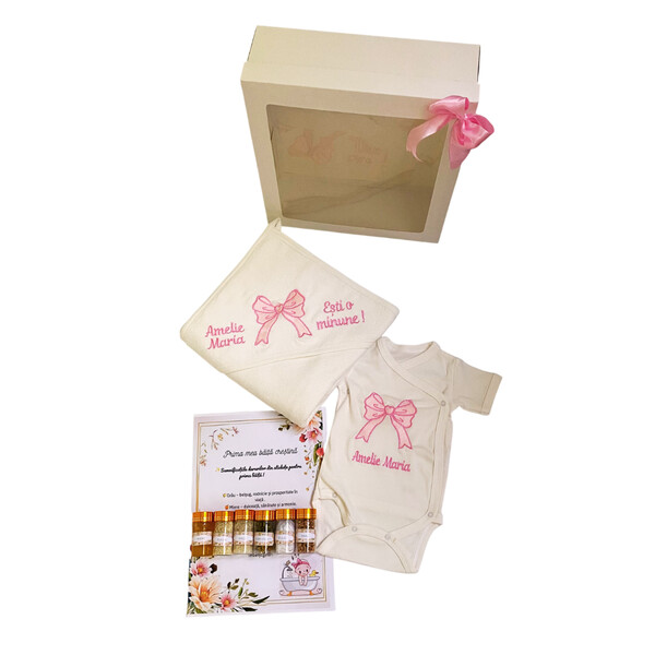 Set Prima baita Botez, Funda , 6 sticlute cu mirodenii, body si prosop in cutie alba cu fereastra