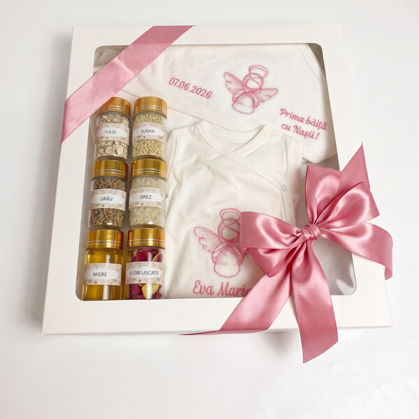 Set Prima baita Botez, Ingeras roz , 6 sticlute cu mirodenii, body si prosop in cutie alba cu fereastra